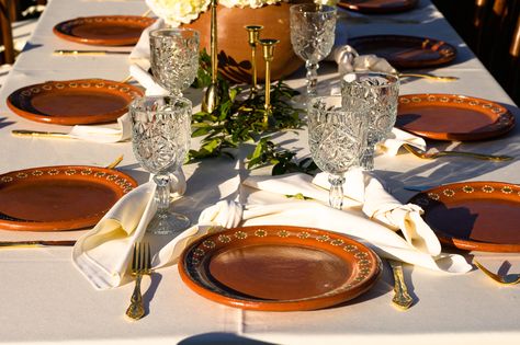 Burnt Orange Mexican Wedding, Terracota Table Setting Wedding, Mexican Wedding Plates, Barro Theme Wedding, Mexican Plates Table Settings, Terracotta Mexican Wedding, Vintage Spanish Wedding, Neutral Mexican Wedding Decor, Terracotta Wedding Plates