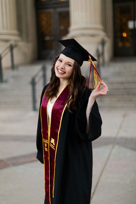 Graduate Ideas, Graduation Shoot Ideas, Graduation Aesthetic, Graduation Pose, Grad Session, Graduation Shoot, Graduation Images, Outdoor Graduation, Catalogue Layout