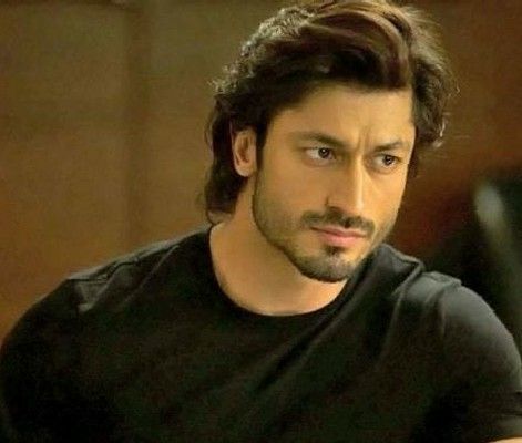 Vidyut Jamwal Hairstyle, Vidyut Jamwal Body, Beard And Hairstyles, Tiger Shroff Body, Six Pack Body, Top Fade Haircut, Vidyut Jamwal, Mens Hair Styles, Mens Medium Length Hairstyles