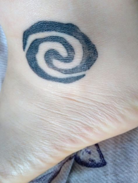 Moana, heart of Te Fiti tattoo #disney #moana Moana Symbol Tattoo, Heart Of Tafiti Moana Tattoo, Heart Of Te Fiti Tattoo, Te Fiti Tattoo, Moana Inspired Tattoos, Moana Symbol, Moana Tattoos Ideas, Moana Heart Of Te Fiti, Disney Thigh Tattoo