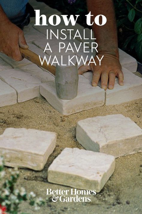 White Paver Walkway, Diy Concrete Pavers Walkways, Side Walkway Landscaping, Diy Sidewalk Walkways, Paver Sidewalk Ideas, Stone Walkway Ideas, Diy Stone Walkway, Paver Walkway Diy, Paver Sidewalk