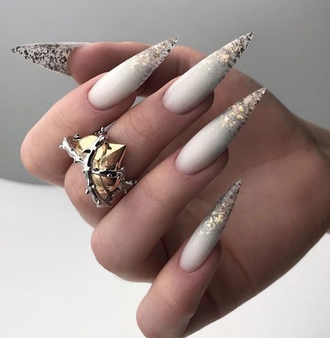 Glitter On Matte Nails, Stilleto Nails Neutral, White And Gold Acrylic Nails Coffin, Staleto Nails Design, White Stilleto Nails Designs, New Years Nails Stiletto, White And Gold Stiletto Nails, White Nails With Designs Glitter, White Gold Nails Design