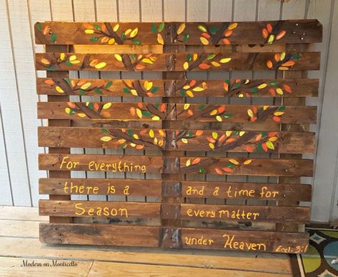 Do THIS to a wood pallet to make this gorgeous fall decor idea! Painted Pallet Signs, Diy Pallet Decoration, Pallet Decoration Ideas, Painted Pallet, Fall Pallets, Pallet Bar Diy, Diy Pallet Sofa, Wood Table Diy, Diy Outdoor Table