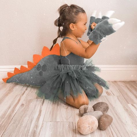 Girl Dinosaur Costume, Dinosaur Halloween Costume, Dino Costume, Toddler Girl Halloween, Halloween Decor Diy, Baby Kostüm, Games Diy, Masks Diy, Girl Dinosaur