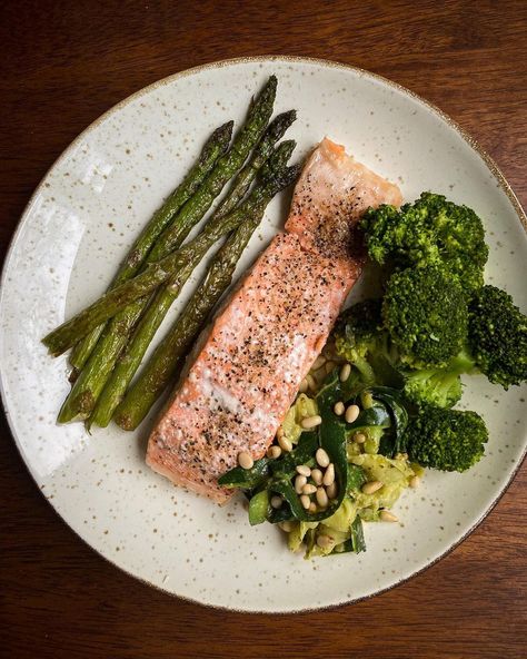 Camilla Hellene 🇳🇴🇸🇪 on Instagram: “Green dinner 🌱 Salmon with lemon pepper served with broccoli, asparagus and zucchini pasta, topped with pine nuts❤️ . . . #salmon #foodgasm…” Broccoli Salmon, Salmon Broccoli, Dinner Salmon, Salmon With Lemon, Salmon And Broccoli, Green Dinner, Zucchini Pasta, Lemon Pepper, Salmon Fillets