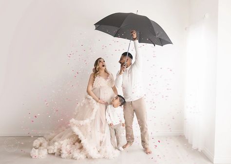 Umbrella Gender Reveal Photoshoot, Umbrella Gender Reveal, Gender Reveal Photoshoot, Gender Reveal Photo Shoot, Reveal Photoshoot, Gender Reveal Photography, Gender Reveal Photos, Confetti Gender Reveal, Pregnancy Gender Reveal