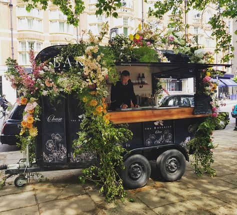 It's not a Friday without a pop up bar!! 🍸 This flower adorned trailer by The Botanist is currently looking beautiful at Sloane Squre 🌺🌼🌻🌷🌸 St Albans DEFINETLY needs one of these 😍 Mobile Florist Trailer, Mobile Flower Truck, Mobile Flower Cart, Mobile Plant Shop, Herbalist Business, Mobile Flower Shop, Mobile Gardening, Flower Trailer, Plant Truck