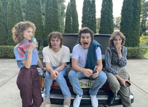 bts photo of natalia dyer nancy wheeler charlie heaton jonathan byers joe keery steve harrington maya hawke robin buckley Stranger Things Setting, Jonathan And Nancy, Jamie Campbell Bower Twilight, Jonathan Byers, Stranger Things Kids, Stranger Things Tv, Stranger Things Characters, Cast Stranger Things, Uma Thurman