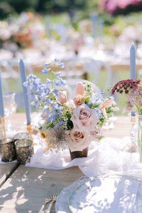 Saying the L-word can be scary, but not when a grandmillenial chic wedding takes center stage. From a wisteria ceremony backdrop to floral chintz lounge furniture to an embroidered bridal headband, we finally know what we want. And this is it! Garden Chic Wedding, Floral Chintz, Garden Chic, Best Bride, Winter Wedding Flowers, Spring Wedding Flowers, Garden Party Wedding, Floral Backdrop, Coastal Wedding