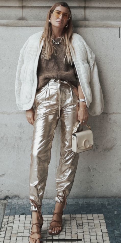 Bronze Pants Outfits, Carey Bradshaw, Silver Pants Outfit, Pink Trousers Outfit, Gold Trousers, Sewing Outfits, Airport Chic, Sequin Trousers, Trousers Outfit