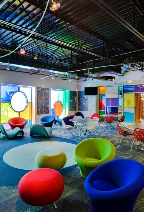 Library Space Design, Public Space Interior Design, School Hangout Area, Youth Lounge Room Ideas, Small Library Room Ideas School, Small Space Seating Ideas, Library Children's Area, Teen Center Ideas, Colorful Cafe Interior