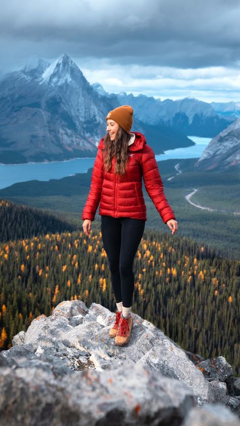 A woman hiking in Canada. Linked to Best Hiking Shoes for Men and Women - Detailed Danner Boots Review and Buying Guide. Pnw Fashion, Winter Hiking Outfit Women, Womens Hiking Outfits Summer, Stylish Hiking Outfit, Hiking Outfit Ideas, Wander Outfit, Trekking Outfit Women, Hiking Shoes For Men, Trekking Outfit