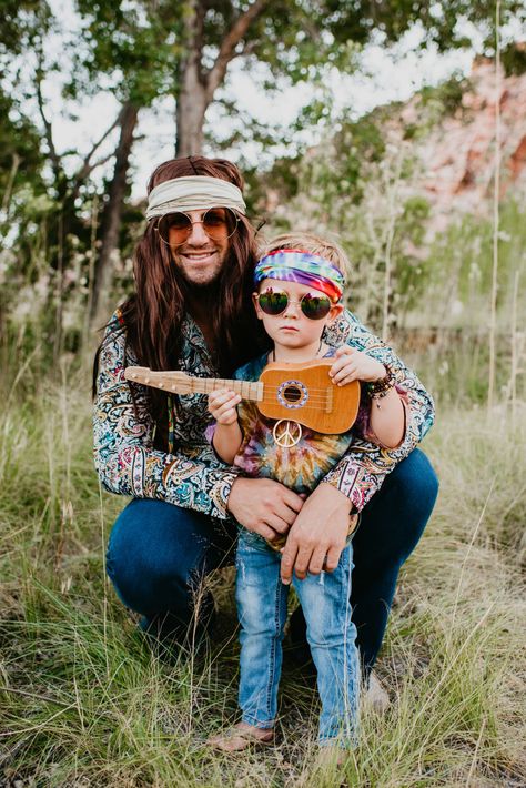 Baby Boy Hippie Costume, Family Hippy Costume, 70s Family Costume Ideas, Groovy Costume Ideas, Toddler Hippie Costume, 70s Costume Ideas For Couples, Hippie Couple Costume, Hippie Costume Ideas Diy, Hippie Costume Kids