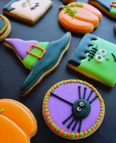 60+ Spooktacular Halloween Cookies And Treats For Kids - RecipeMagik Halloween Royal Icing, Easy Halloween Cookies Recipes, Royal Icing Sugar Cookies, Halloween Sugar Cookies Decorated, Halloween Backen, Halloween Cookie Recipes, Pumpkin Sugar Cookies, Royal Icing Sugar, Treats For Kids