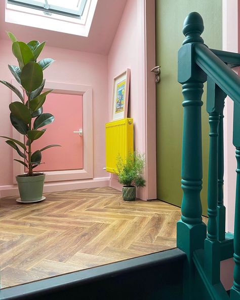 Olive Green Hallway, Turquoise Hallway, Hallway Colorful, Colourful Entryway, Colorful Entryway Ideas, Green Staircase, Mid Century Hallway, Pink Hallway, Colourful Interiors