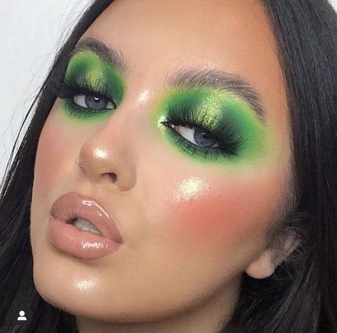 Halloween Eyeshadow, Trance Dance, Green Eyeshadow Look, Halo Eyeshadow, Halo Eye Makeup, Brand Makeup, Dramatic Eye Makeup, Makeup List, Green Makeup