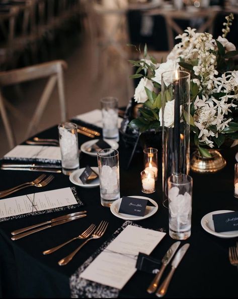 Black Tablecloth Wedding, Wedding Tablescapes Round, Black Wedding Table, T Cake, Corporate Gala, Black Round Table, Black Centerpieces, Gold Table Setting, Event Tables