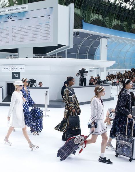 See How Chanel Created the World's Most Luxurious Airport Terminal for Its Spring 2016 Show: (http://www.racked.com/2015/10/6/9460929/chanel-spring-summer-2016-airport-airline#4847440) Chanel Airport, Brand Animation, Chanel Models, Hot Couture, Chanel 2016, Chanel Shopping, Airport Terminal, Chanel Fashion Show, Chanel Runway