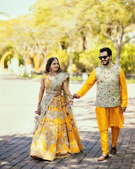 Color Coordinated Outfits For Couples, Outfits For Haldi, Colour Coordinated Outfits, Dresses For Haldi Ceremony, Haldi Look For Bride, Bride And Groom Dress, Haldi Dress Ideas, Couple Dresses, Haldi Ceremony Outfit