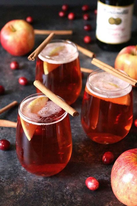 Apple Cinnamon Cranberry Mimosa (Fauxmosa) - Honey and Birch This apple cinnamon cranberry mimosa is the perfect easy holiday drink. It’s main ingredient is Martinelli’s Sparkling Cider so it can also be made into a fauxmosa! #fauxmosa #mimosa #christmas #newyearseve #brunch #autumn #apple #cranberry #cocktail #mocktail Cranberry Apple Cider, Easy Holiday Drinks, Cider Mimosa, Cranberry Mimosa, Cider Mimosas, Apple Cider Mimosa, Fruity Recipes, Coctails Recipes, Mimosa Recipe