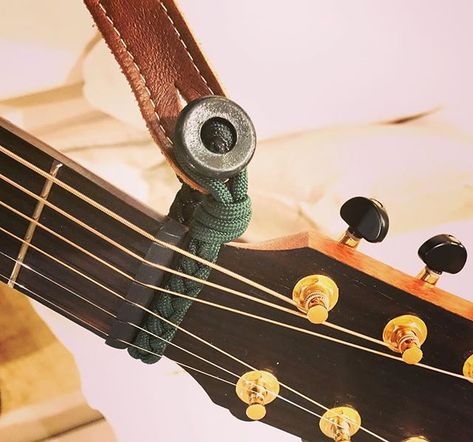 Steven Kanahe Espaniola on Instagram: “Made a DIY guitar strap headstock button using some paracord. The leather strap will give way before the paracord does ;) #diymusician #diy…” Ukulele Strap Diy, Guitar Strap Diy, Macrame Guitar Strap, Guitar Straps Diy, Man Presents, Ukulele Photography, Ukulele Art, Guitar Wall Hanger, Uke Songs