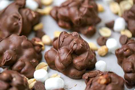 Easy Fluffy Chocolate Marshmallow Peanut Clusters! – The Baking ChocolaTess Candy Clusters, Fudge Truffles, Fluffy Marshmallows, Marshmallow Candy, Candy Fudge, Healthy Peanut Butter Cups, Peanut Clusters, Dum Dums, Peppermint Marshmallows