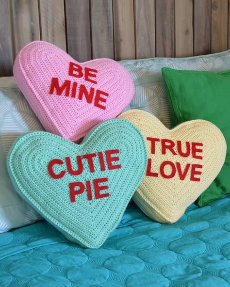 Crochet Heart Pillow, Crochet Valentine Patterns, Candy Pillows, Heart Pillows, Valentines Pillows, Crochet Christmas Gifts, Confection Au Crochet, Crochet Cushion Cover, Valentines Patterns