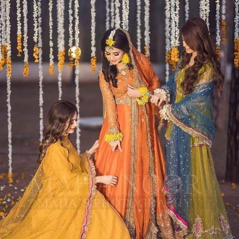 Pakistani Wedding Wear For Sister, Mehndi Dresses Pakistani For Sisters, Wedding Wear For Sister, Dress For Bride Sister, Mehndi Dress For Bride, Mahira Khan Dresses, Pakistani Mehndi Dress, Henna Wedding, Sisters Photoshoot Poses