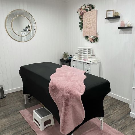 Small Spa Room Ideas Estheticians, Eyelash Room, Spa Room Ideas Estheticians, Spa Room Ideas, Lash Room Ideas, Massage Room Decor, Facial Room, Lash Room Decor, Beauty Room Salon