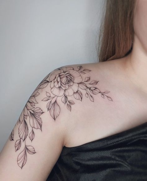 Feminin Tattoos, Shoulder Cap Tattoo, Carnation Tattoo, Floral Tattoo Shoulder, Beautiful Flower Tattoos, Flower Tattoo Shoulder, Shoulder Tattoos, Shoulder Tattoos For Women, Tattoo Feminina