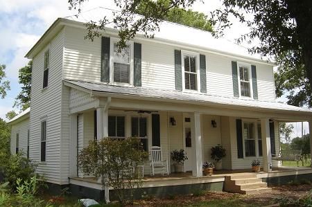 Front View Senoia Georgia, 1920s Farmhouse, 1900s House, Colonial Windows, 1900 Farmhouse, Wood Walls Bedroom, House Plans Colonial, Craftsman Farmhouse, Colonial Farmhouse