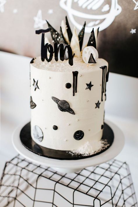 Amazing Space Cake for a space party!- See more, Star and Galaxy party Ideas on B. Lovely Events Galaxy Party Ideas, Γενέθλια Mickey Mouse, Galaxy Party, Star Space, Space Birthday Party, Space Galaxy, Space Birthday, Space Party, Birthday Food