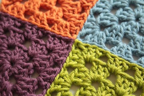 How to join together crochet motifs and granny squares using mattress stitch or invisible join. Joining Crochet, Crochet Joining, Joining Crochet Squares, Crocheting Tips, Joining Granny Squares, Crocheted Squares, Sunburst Granny Square, Crochet Placemats, Mattress Stitch