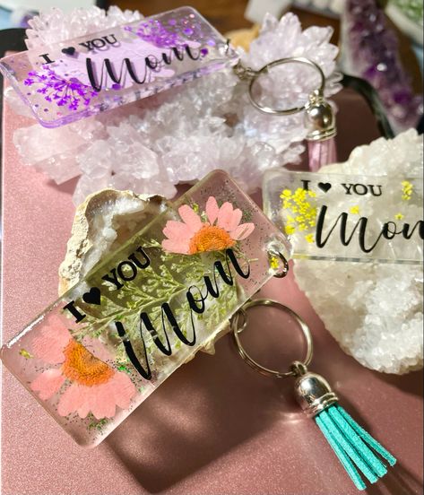 Project with resin for mother s day #handmade #mothersday #momlife #keychain #resin #resinart #handcrafted #handarbeit #epoxy Mother's Day Resin Crafts, Resin Mothers Day Gifts, Mothers Day Resin, Mothersday Gifts Diy, Flowers Keychain, Creative Mother's Day Gifts, Mother's Day Projects, Keychain Resin, Dad Love Quotes