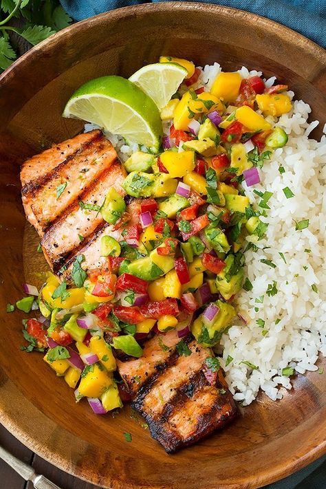 Salmon With Mango, Mango Salsa Salmon, Plats Healthy, Lime Salmon, Burrito Bowls, Resep Diet, Salmon And Rice, Health Dinner, Bowling Alley