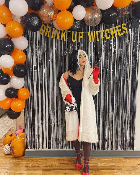 Purse: Shein, Cruella Coat, Wig/gloves/cigerette holder: Amazon Cruella Deville Party, Cruella Coat, Cruella Deville Costume, Halloween Party Backdrop, Cruella Deville, Halloween Balloons, Birthday Balloon Decorations, Party Backdrop, Backdrops For Parties