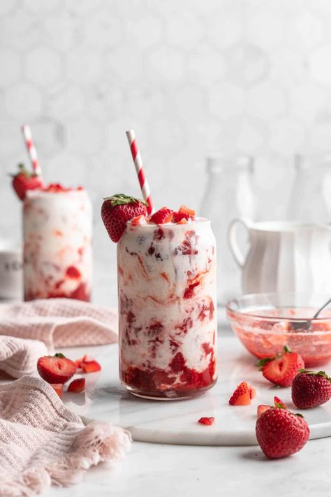 Korean Strawberry Milk, Korean Strawberry, Homemade Cashew Milk, Easy Strawberry Desserts, Strawberry Banana Bread, Banana Splits, Strawberry Drinks, Strawberry Dessert Recipes, Homemade Syrup