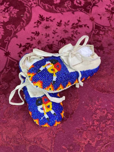 Fully Beaded Medicine Wheel Design Blue Baby Moccasins Handmade Native American Baby Shoes - Etsy Canada Beaded Baby Moccasins, Baby Moccasin Pattern, Baby Mocs, Moccasin Pattern, Toddler Moccasins, American Baby, Wheel Design, Medicine Wheel, Baby Moccasins