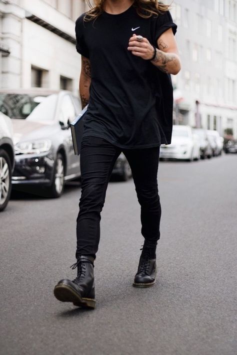 Dr Martens Men Outfit, Punk Outfits Men, Rockstar Style, Simplicity Fashion, Black Attire, Look Rock, Guys Clothing Styles, Dapper Men, Mens Fashion Classy