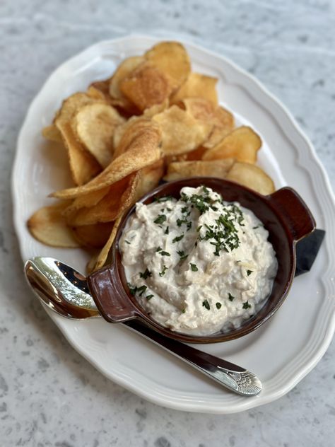 As we enter prime entertaining season, consider this simple favorite for feeding your guests French Onion Dip Recipe, Hors Devours, Dip Dip, Football Appetizers, Onion Dip Recipe, Cold Dips, French Onion Dip, Onion Dip, Cold Appetizers