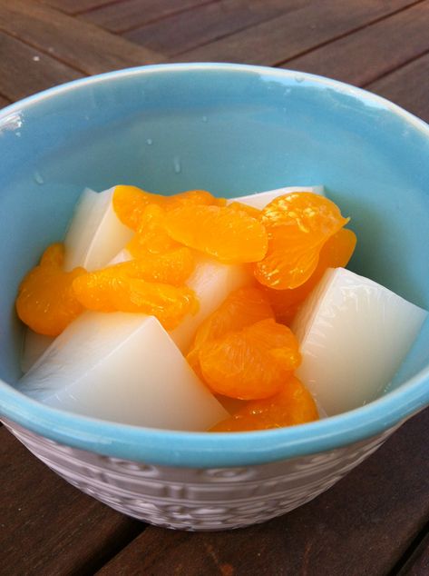 This is by far my favorite Chinese dessert. My Mom used to make it for us when we were growing up and the sweet aroma of almond extract drifting through the house would bring happy tears to my eyes… Almond Jello, Agar Dessert, Dessert Mix, Vegan Chinese, Jello Desserts, Mandarin Oranges, Fruit Cocktail, Sweet Treats Desserts, Chinese Dessert