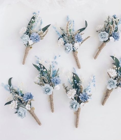 Boutonniere Blue, Groomsman Boutonniere, Wedding Flower Guide, Flower Boutonniere, Rustic Boutonniere, Buat Pita, Rustic Wedding Decorations, Blue And White Flowers, Gubahan Bunga