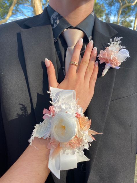 Lighting Nails, Corsage Formal, Formal Corsage, Prom Fits, White Corsage, Buttonhole Flowers, Corsage And Boutonniere Set, Grad Ideas, Prom 2024