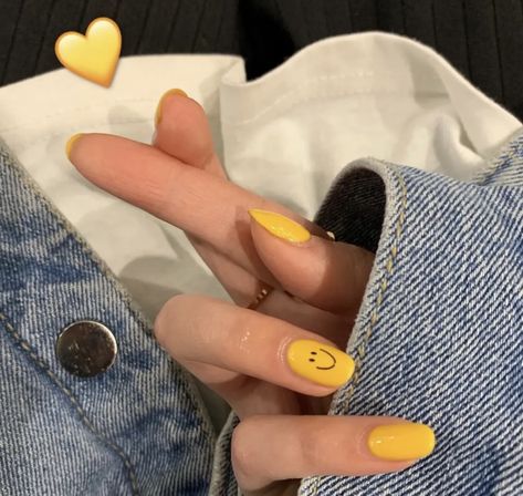 Yellow Nail Designs, Yellow Nails Design, Yellow Nail, Makeup Nails Designs, Hello Nails, Hippie Nails, Lavender Nails, Simple Gel Nails, Studded Nails