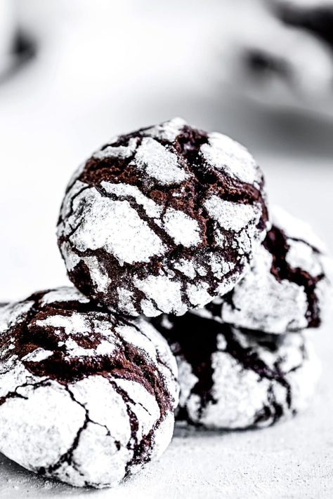 Chocolate crinkle cookies recipe Crinkles Cookies, Chocolate Crinkle Cookies Recipe, Lemon Cookies Easy, Traditional Christmas Food, Soft Cookie Recipe, Crinkle Cookies Recipe, Chocolate Crinkle, Chocolate Crinkle Cookies, Chocolate Crinkles