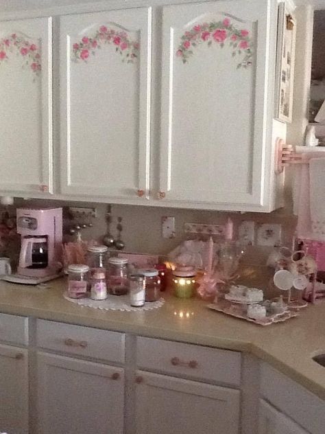 Pink Kitchen Aesthetic Vintage, Vintage Aesthetic Kitchen, Vintage Pink Kitchen, Shabby Chic Shelf, Doll Shelf, Baños Shabby Chic, Shabby Kitchen, Cocina Shabby Chic, Muebles Shabby Chic