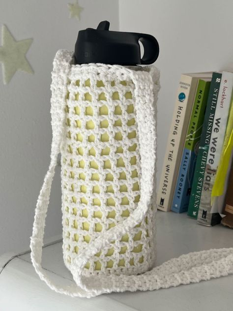 crochet school bags patters Knitting Bottle Holder, Crochet Projects Water Bottle Holder, Crochet Bag For Water Bottle, Crochet Water Holder, Crochet For Water Bottles, Bottle Holders Crochet, Cute Crochet Water Bottle Holder, Crochet Flask Holder, Crochet Holder Bottle