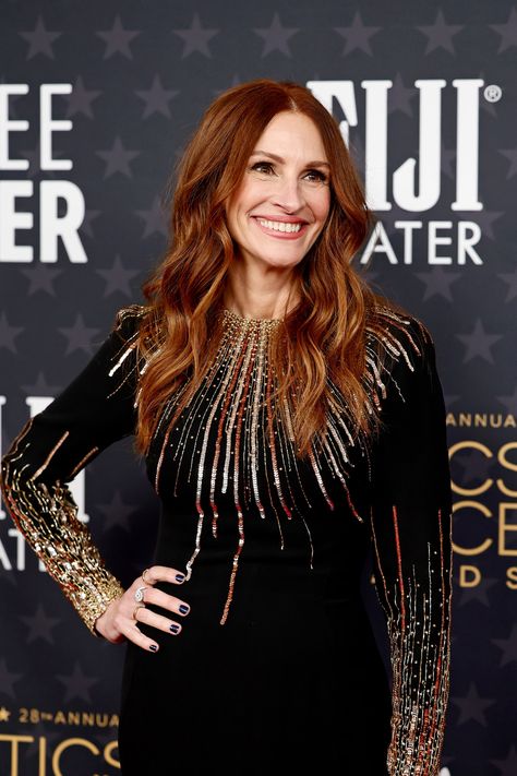 Schiaparelli Gown, Brunette Bob With Bangs, Copper Hair Colour, Julia Roberts Hair, Ginger Brown Hair, Schiaparelli Dress, Classic Makeup Looks, Ginger Brown, Critics Choice Awards