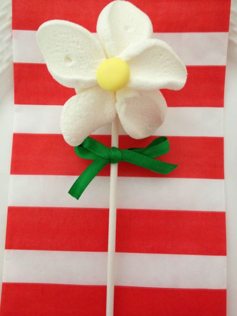 HOW TO MAKE MARSHMALLOW DAISIES ~ SPRING BIRTHDAY PARTY IDEAS Daisy Treats Ideas, Daisy Marshmallow, Daisy Shaped Food, Blooming Marshmallow Flowers, Floral Marshmallow, Birthday Party Sweets, Marshmallow Flowers, Spring Birthday Party, Candy Buttons