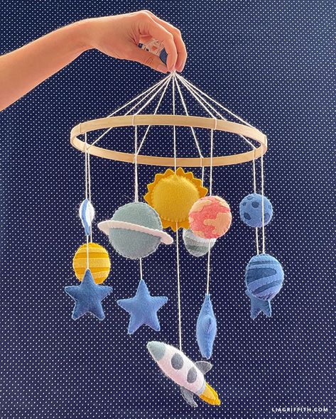 Felt Moon Pattern, Diy Hanging Mobile, Mobiles Diy Hanging, Felt Crafts Kids, Crochet Baby Mobile, Baby Hanging Toys, Wool Ornaments, Easy Felt Crafts, Space Mobile